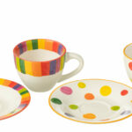 Zestaw porcelanowy 3 filiżanek z talerzykami, w kolorowe wzory pasków i kropek, w ozdobnym pudełku.