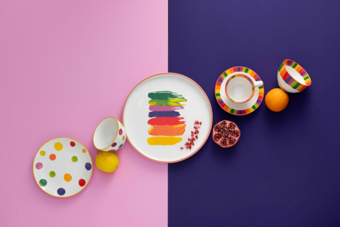 Okrągły talerz porcelanowy w kolorowe pasy, średnica 27,5 cm, nowoczesny design.