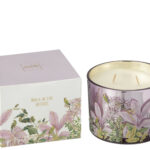 Luksusowa świeca zapachowa Walk in the Woods w eleganckim fioletowym szkle z florystycznym wzorem, zapach mimosa & rose, w ozdobnym pudełku – idealna na prezent i do relaksu