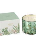 Świeca zapachowa Walk in the Woods Evergreen & Silver Birch w ozdobnym fioletowym szkle