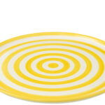 Ceramiczny talerz w paski o średnicy 34 cm, biało-żółty, przystosowany do zmywarki, mikrofalówki i piekarnika.